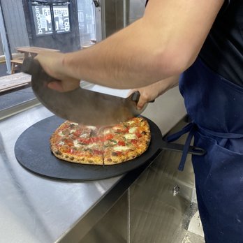 Pizza Alta - Chopping up a hot pizza - Pizza Near Me - Eugene, Oregon