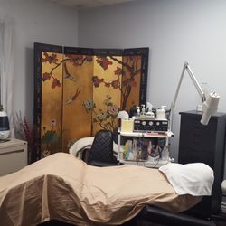 Renee Lakeman Eyelash Extensions & Electrolysis - The office