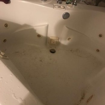 Goldmine Lodge - Spa Tub drained and that's when we discovered what was cutting my husbands legs. - Hotels Near Me - Big Bear Lake, California