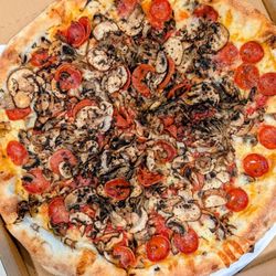 State Of Mind Public House & Pizzeria - The Ultimate - mozz, pt reyes toma, organic sauce, mixed mushroom, pepperoni, truffle zest