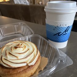 Mahalo Coffee Roasters - Cinnamon roll and an Americano coffee