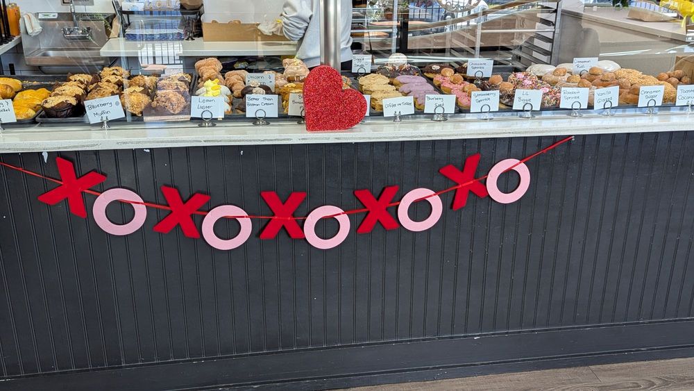 DG Doughnuts Logo