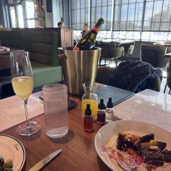 Memoir - Brunch Mimosa Bottle Service - American Near Me - Omaha, Nebraska