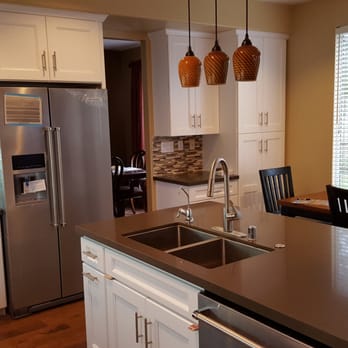 Universal Home Design - New modern quartz countertop with overhang, new white shaker cabinets. Mosaic tile backsplash - General Contractors Near Me