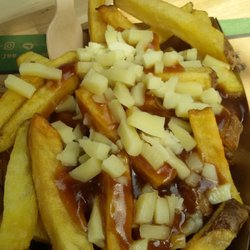 PommFritz - Gravy Fritz. Selfmade Fritten mit Bratensoße und Mozzarella-Scheibchen