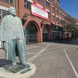 Statue Adam Opel