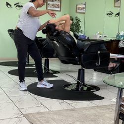 iThread Eyebrow Threading and Salon - Soft hands! VERY fairly priced!  In & out service! Very Clean environment!  Did an excellent job!
