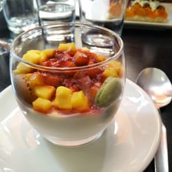 L'Assiette du Parc - Panna cotta aux macarons et morceaux de mangue.