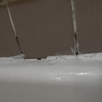 Hilton Suites Boca Raton - Hair & mold stains - Hotels Near Me - Boca Raton, Florida