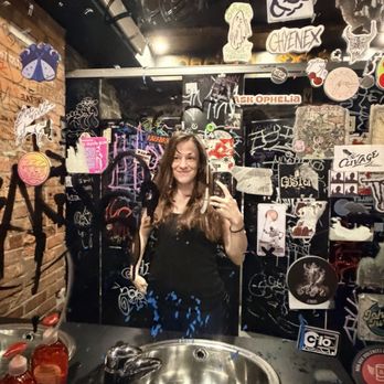 L'Escogriffe Bar Spectacle - First mirror selfie at a show in over a decade haha - Bars Near Me - Montreal, Quebec