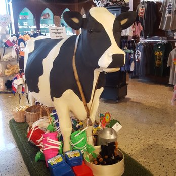 Mars Cheese Castle - Nice display - Bakeries Near Me - Kenosha, Wisconsin