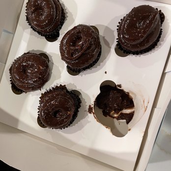 Layers Bakeshop - Slim Forerro Cupcakes - Bakeries Near Me - Westbury, New York Layers Bakeshop - Slim Forerro Cupcakes - Bakeries Near Me - Westbury, New York