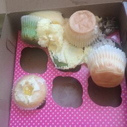 6 pack of cupcakes ruined because there wasnt a noggwr bag to hold the cupcakes upright.