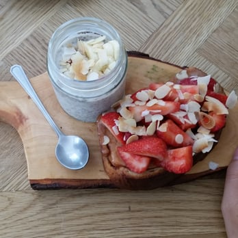 Brunch & Cake - Toast with almond butter and strawberries with Chia pudding - Breakfast & Brunch Near Me - Barcelona, B
