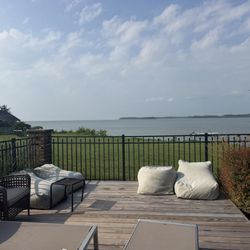 The Laughing King - Looking out from the pool over the bay