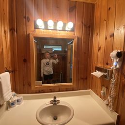 Bathroom has many amenities here , spacious! Bathroom has many amenities here , spacious!