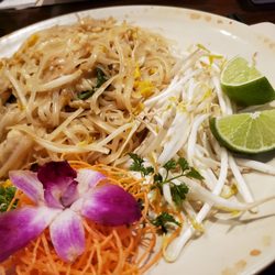 Mengs Pan Asian - Chicken pad thai