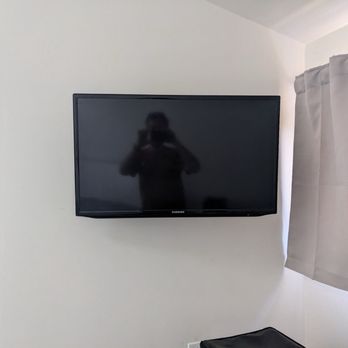 HD Hookups - Small tv mount - Home Theatre Installation Near Me - San Diego, California