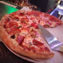 Geppetto's Pizza & Ribs - Killer pepperoni and mushroom pizza.