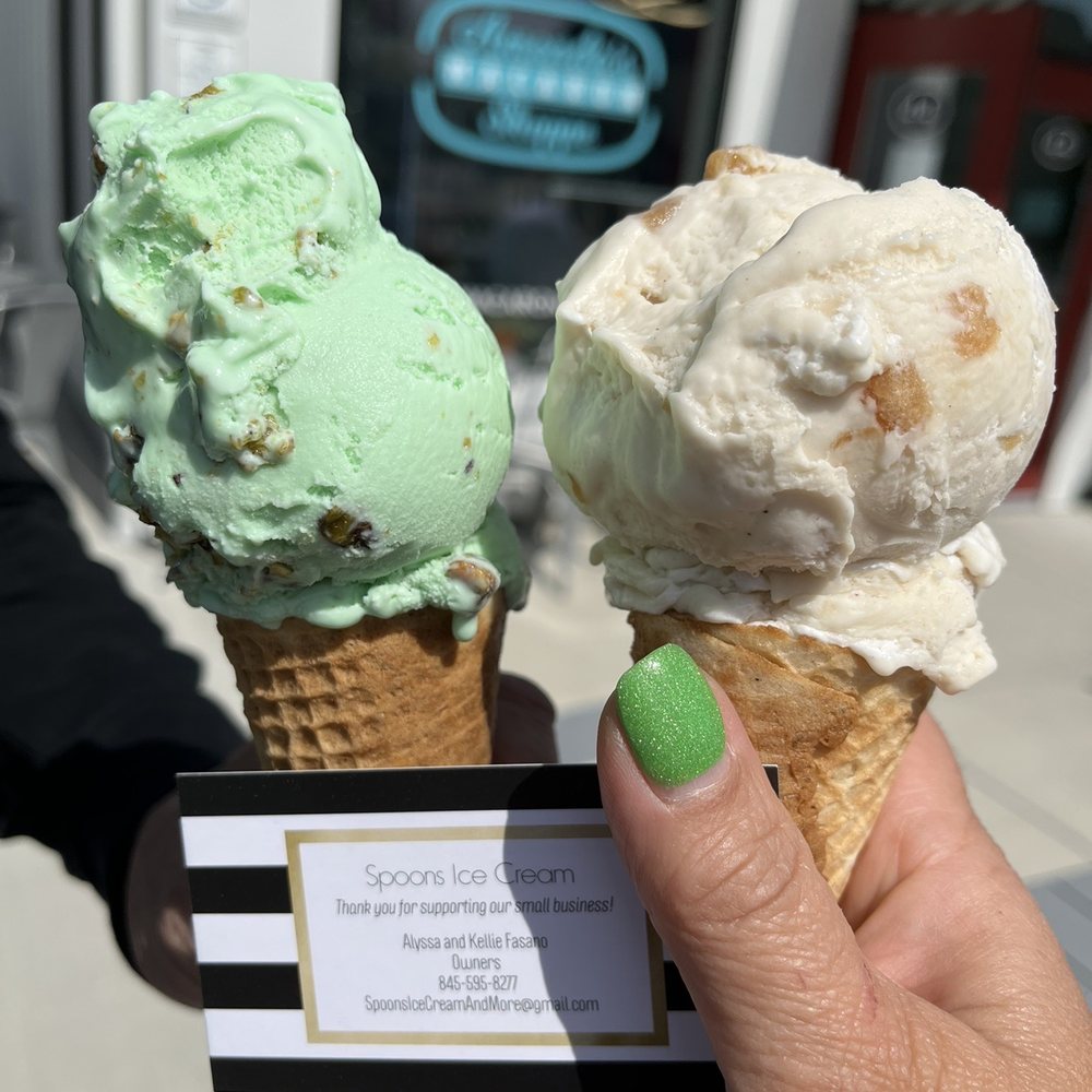 Pistachio cone and vegan apple cone. Pistachio cone and vegan apple cone.
