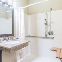 Hawthorn Suites By Wyndham Williston - Guest room bath