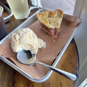 Silver Creek Barbeque - Strawberry Rhubarb Pie with ice cream - Barbeque Near Me - San Jose, California