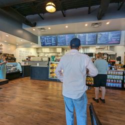 Über Bagels & Deli - Restaurant interior