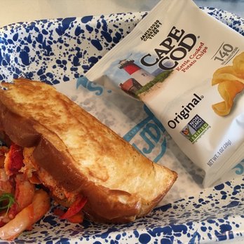 Garbo’s - Lobster roll w/ chips - Seafood Near Me - Austin, Texas
