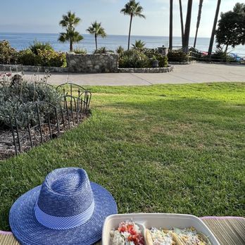 Asada Tacos + Beer - We took our tacos to go and ate at Heisler Park. - Mexican Near Me - Laguna Beach, California Asada Tacos + Beer - We took our tacos to go and ate at Heisler Park. - Mexican Near Me - Laguna Beach, California