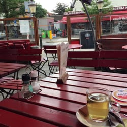 Café Banka - Lekker buiten onder de luifel want het regent. Stamgasten zijn er ook. Heren.