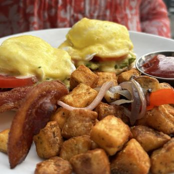 P2b Bistro & Bar - Eggs Bennie - Canadian (New) Near Me - Vancouver, British Columbia