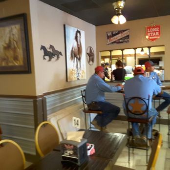 Dee Willie’s BBQ  - So many different niches where one feels private. - Barbeque Near Me - San Antonio, Texas