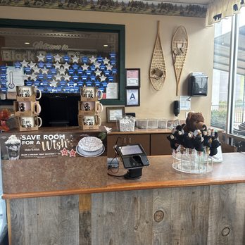 Black Bear Diner Colton - The cashier station - Diners Near Me - Colton, California
