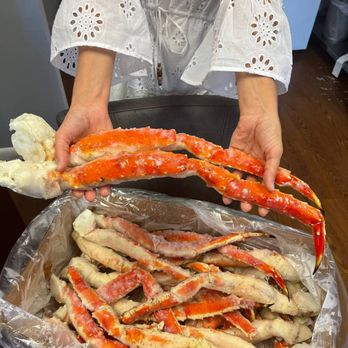 Caspiy Store - a woman holding a tray of crab legs - Seafood Markets Near Me - North Miami Beach, Florida Caspiy Store - a woman holding a tray of crab legs - Seafood Markets Near Me - North Miami Beach, Florida