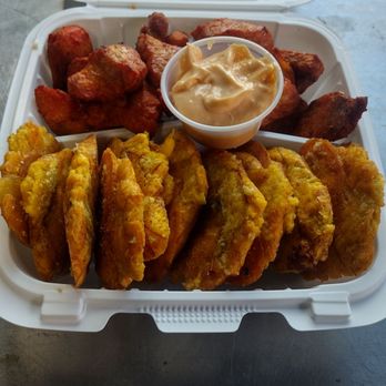 El Kioskito - Tostones al ajillo con carne frita de cerdo ‍ - Food Trucks Near Me - Newark, New Jersey