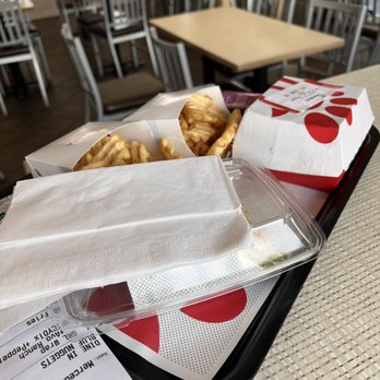 Chick-fil-A - ows a tray of food in a restaurant - Fast Food Near Me - Houston, Texas Chick-fil-A - ows a tray of food in a restaurant - Fast Food Near Me - Houston, Texas