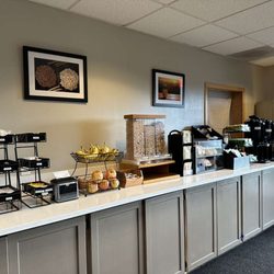 Eagle's View Inn & Suites - Breakfast Area