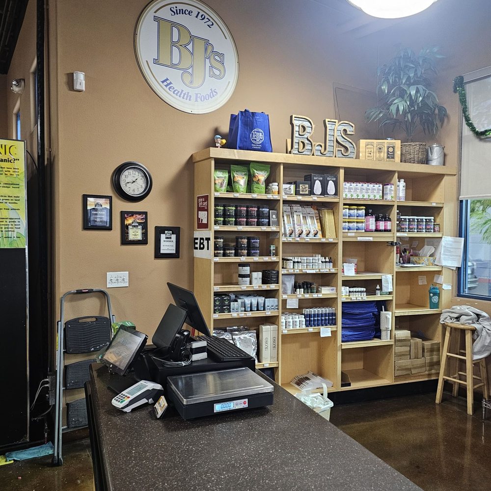 ラテ This new cute cafe is nestled within Sterling Heights. This