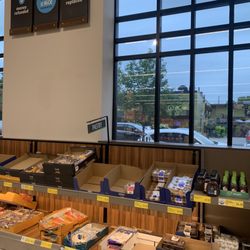 ALDI - Nice view to the outside with the cars passing by and a lot of flight from mama nature