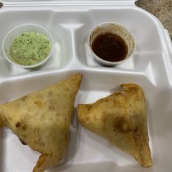 Cuisine India - Samosas with mint and tamarind sauce