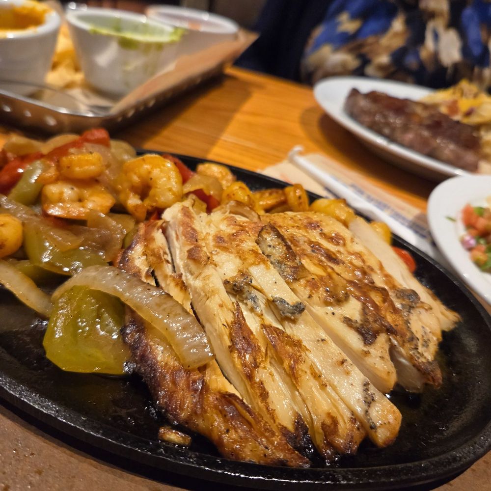 Chili's - Chicken & Shrimp Fajitas - American Near Me - Barstow, California