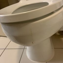 Toilet was never cleaned Toilet was never cleaned