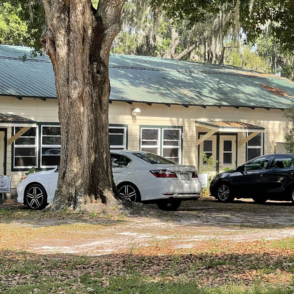 Munchies Live BBQ - parked cars in front of a building - Barbeque Near Me - Mount Dora , Florida Munchies Live BBQ - parked cars in front of a building - Barbeque Near Me - Mount Dora , Florida