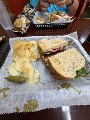 Thomas Cafe by null