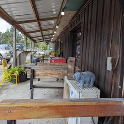 Fat Belly's - Side porch