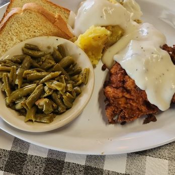 The Grace Miller Gracie's - Chicken fried chicken with green beans, toast, garlic butter mashed potatoes and gravy. Only 10.99 - Comfort Food Near Me - Bastrop, Texas