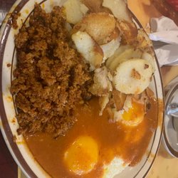 Town & Country Restaurant - Huevos rancheros con tortillas y chorizo
