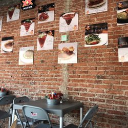 Bonita decoración con fotografías de los platillos que venden.