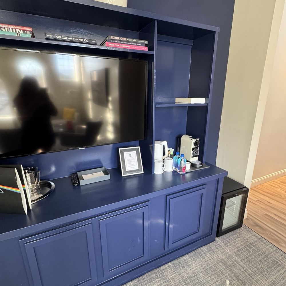 The Winston - Bar area and mini fridge - Hotels Near Me - Solvang, California