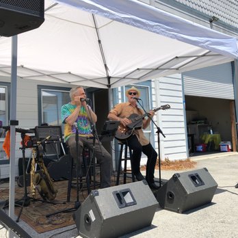 Trojak-Knier Winery - Such wonderful music at the Summer Kickoff Party - Wineries Near Me - Half Moon Bay, California Trojak-Knier Winery - Such wonderful music at the Summer Kickoff Party - Wineries Near Me - Half Moon Bay, California